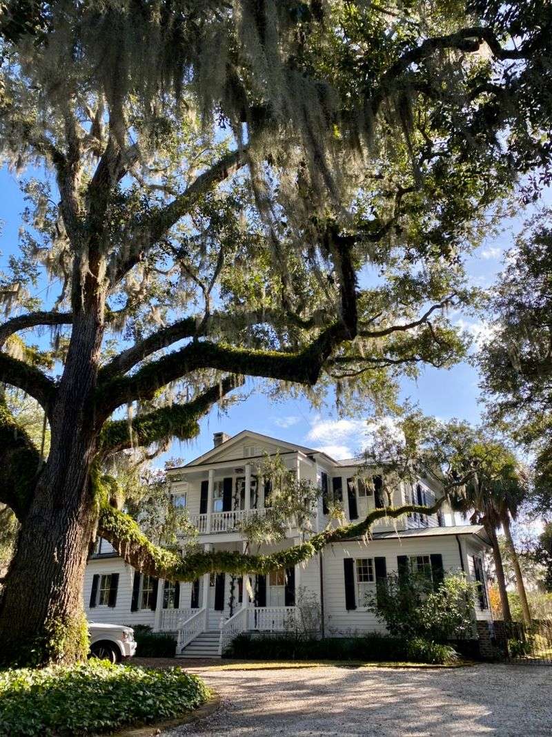 Federal-Style Charm and Period Furnishings Federal-Style Charm and Period Furnishings