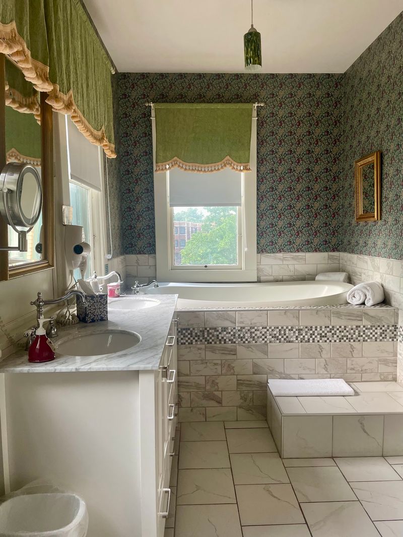 Fireplaces And Soaking Tubs In One Room