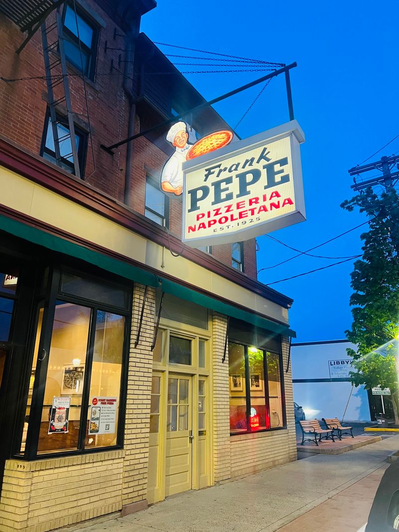 Frank Pepe Pizzeria Napoletana, New Haven, Connecticut Frank Pepe Pizzeria Napoletana, New Haven, Connecticut