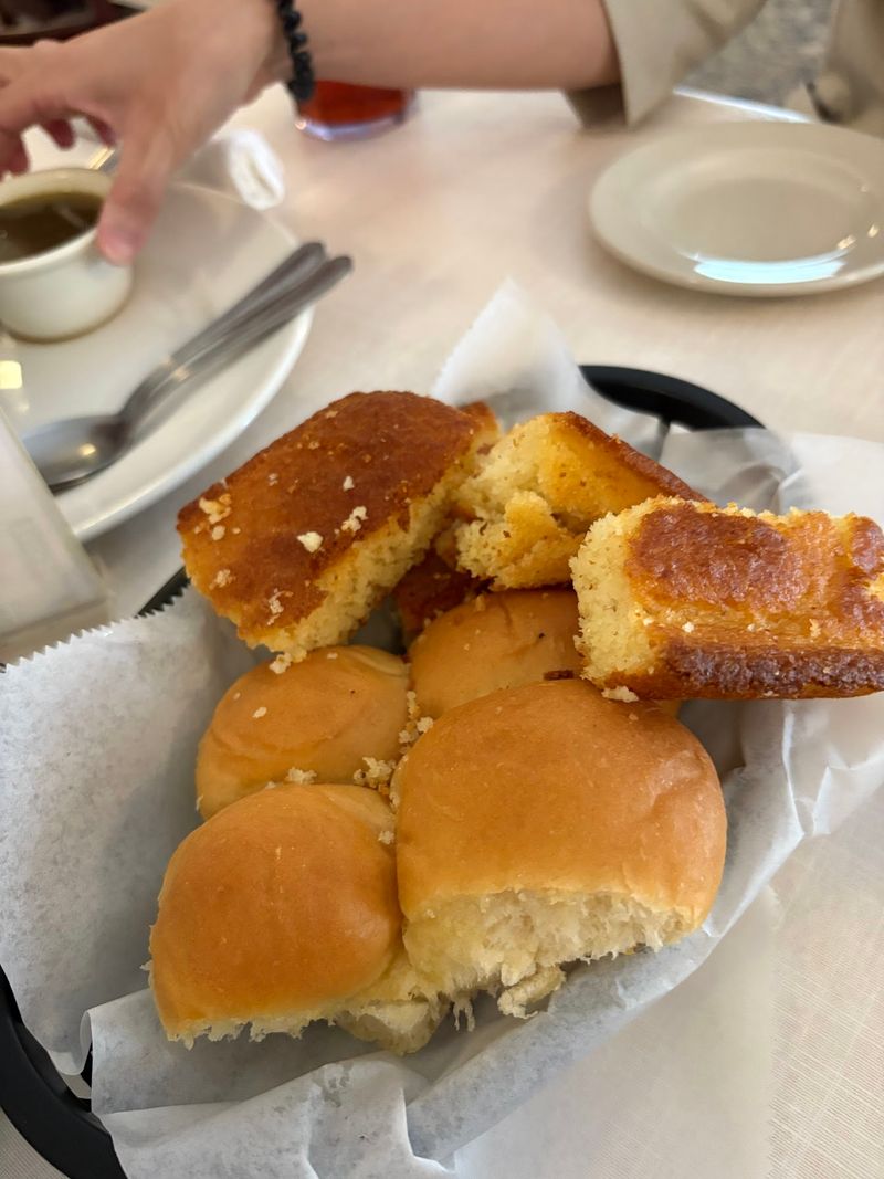 Free Cornbread, Yeast Rolls, and Sweet Tea Free Cornbread, Yeast Rolls, and Sweet Tea