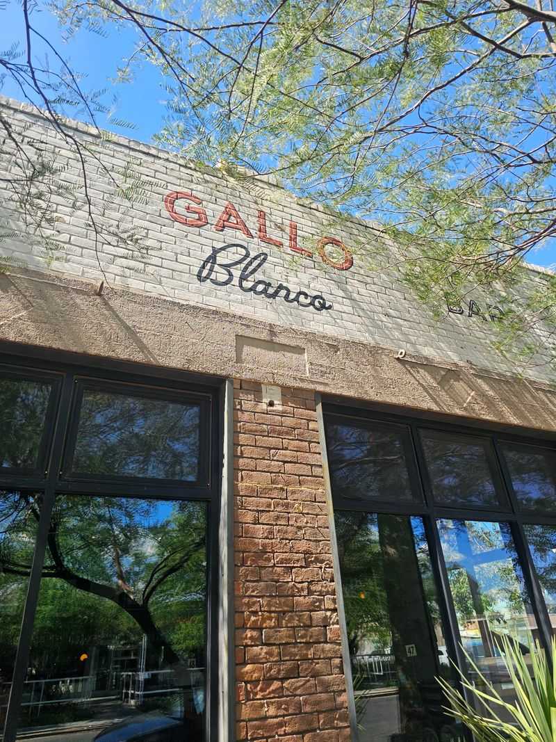 Gallo Blanco, Phoenix