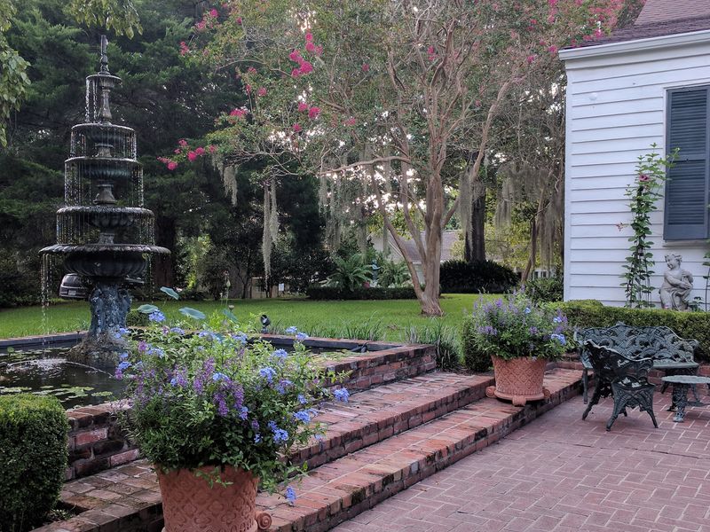 Gardens, Fountains, and a Peaceful Courtyard Gardens, Fountains, and a Peaceful Courtyard