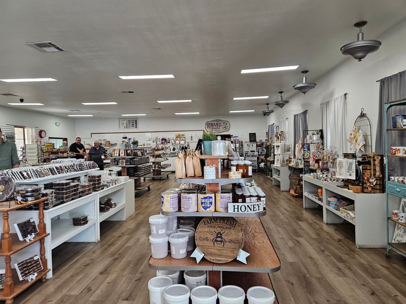 Gifts, Date Boxes, And Souvenirs To Ship Home