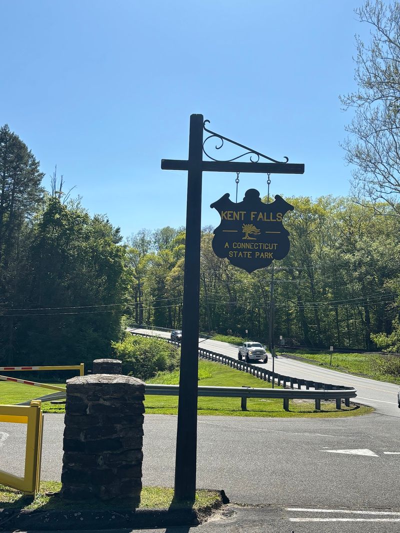 Hours, Parking Fees, And Restroom Notes