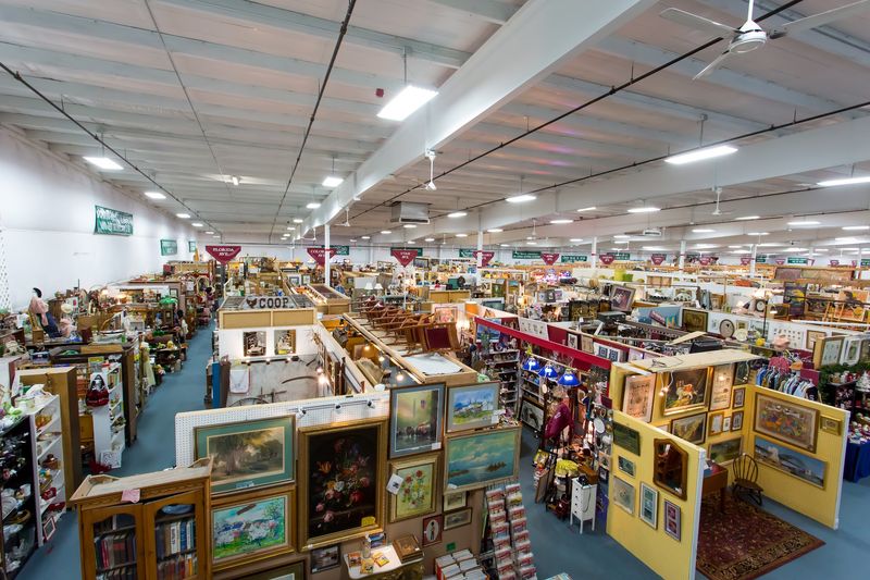 Hundreds of Booths Under One Roof Hundreds of Booths Under One Roof