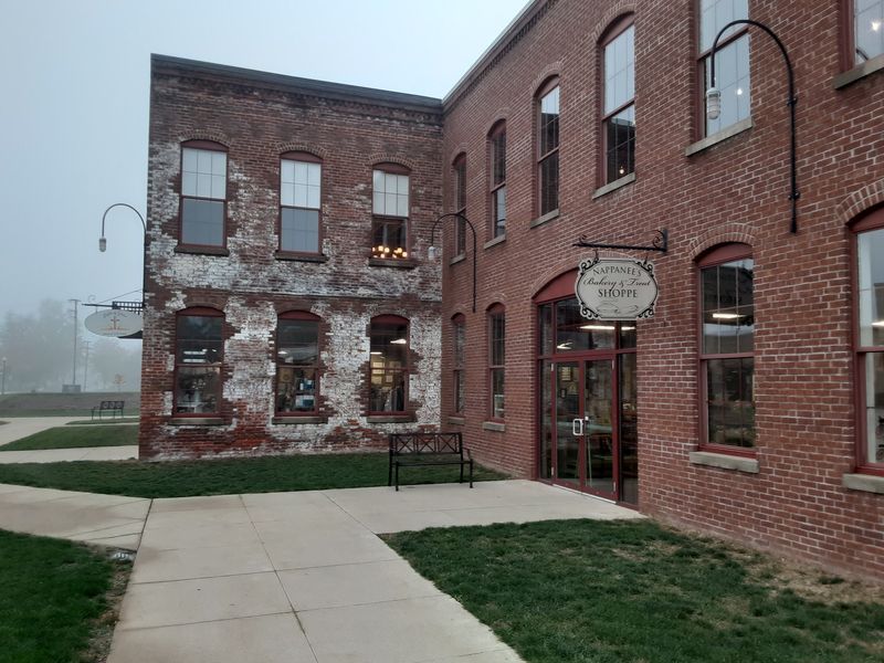 Joe's Baker's Dozen, Nappanee, Indiana Joe's Baker's Dozen, Nappanee, Indiana