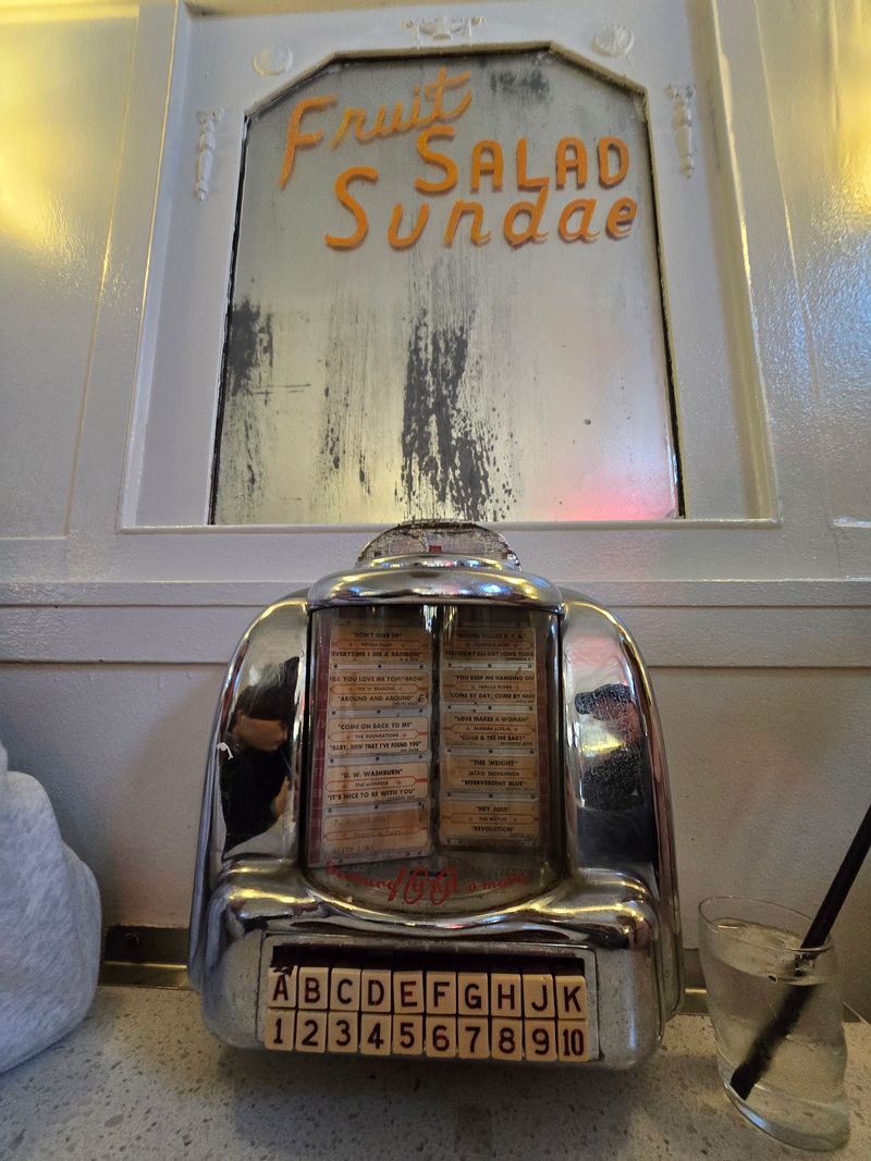 Jukeboxes Right at Your Table Jukeboxes Right at Your Table