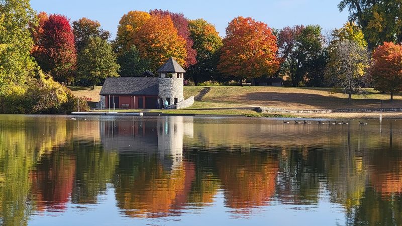 Lakeside Cabins Built for a Slow Weekend