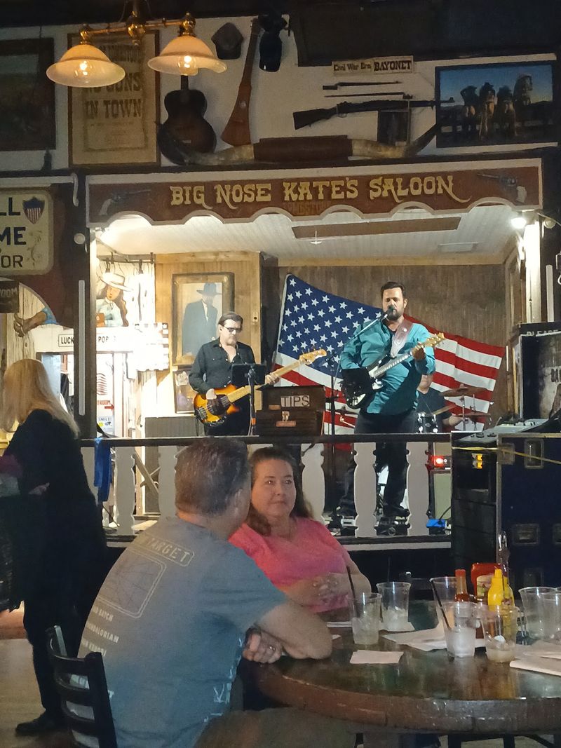 Live Music That Gets the Whole Room Moving