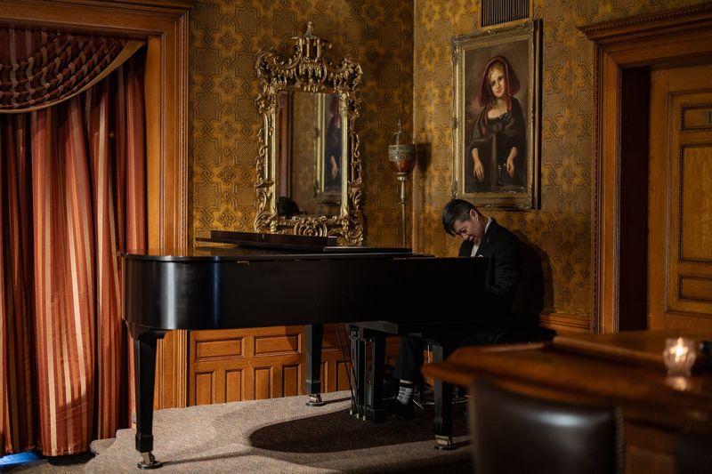 Live Piano Drifting Through the Rooms