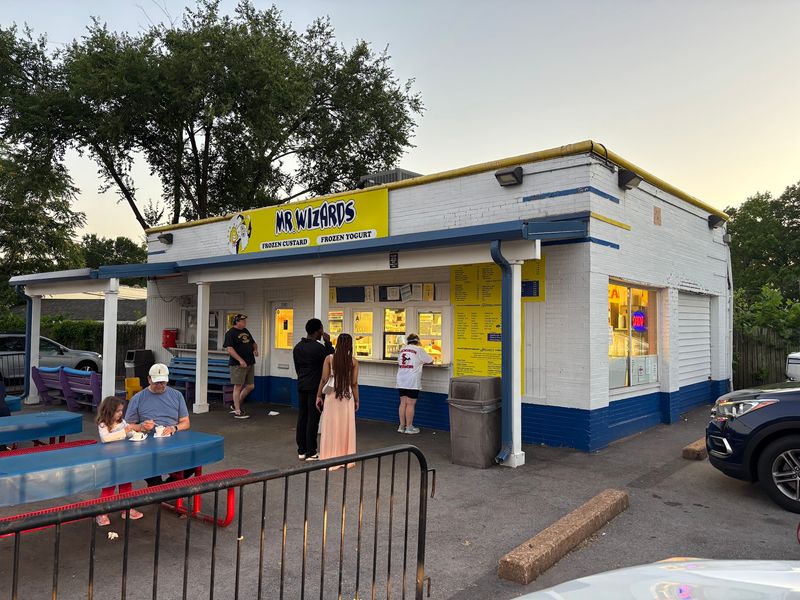 Mr. Wizard's Frozen Custard, Springfield
