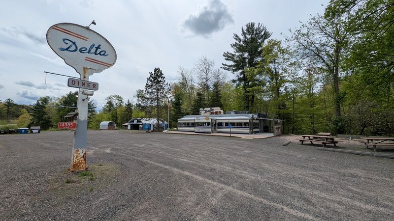 Outdoor Seating and Picnic Tables