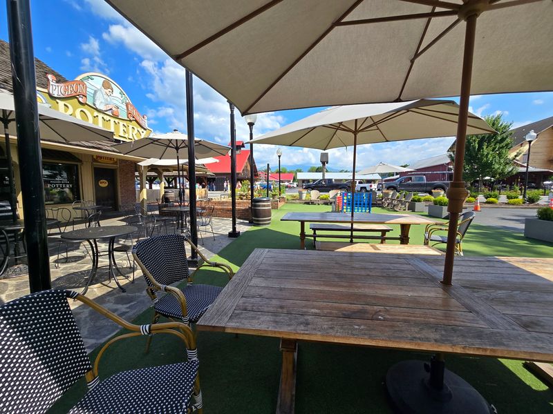 Outdoor Seating and Room to Linger Outdoor Seating and Room to Linger