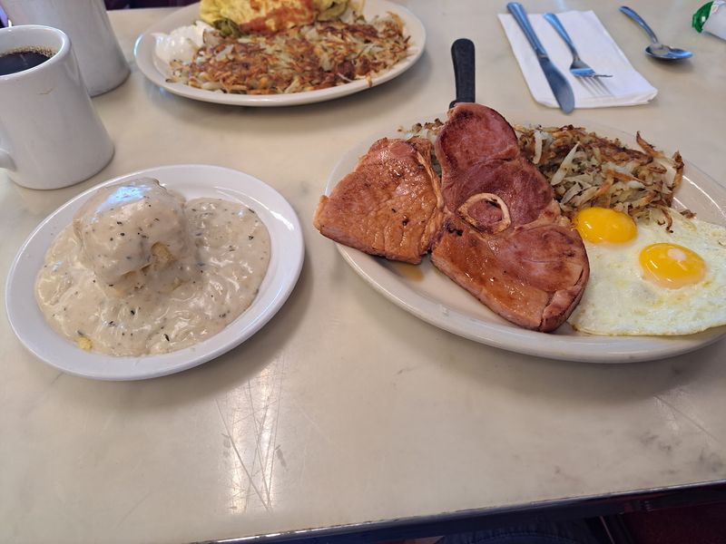 Plates That Never Skimp On Portions Plates That Never Skimp On Portions
