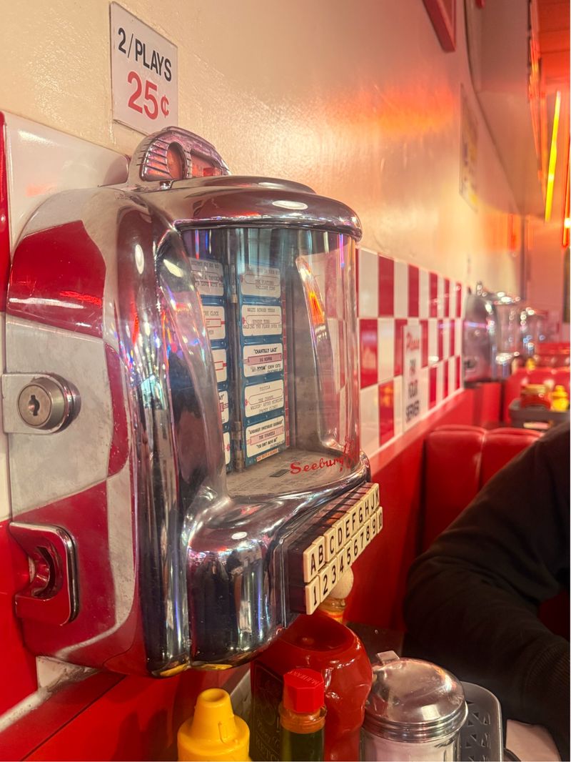 Quarter-A-Song Jukeboxes Right At Your Table