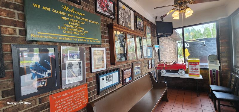 Retro Charm And Celebrity Photos On The Walls