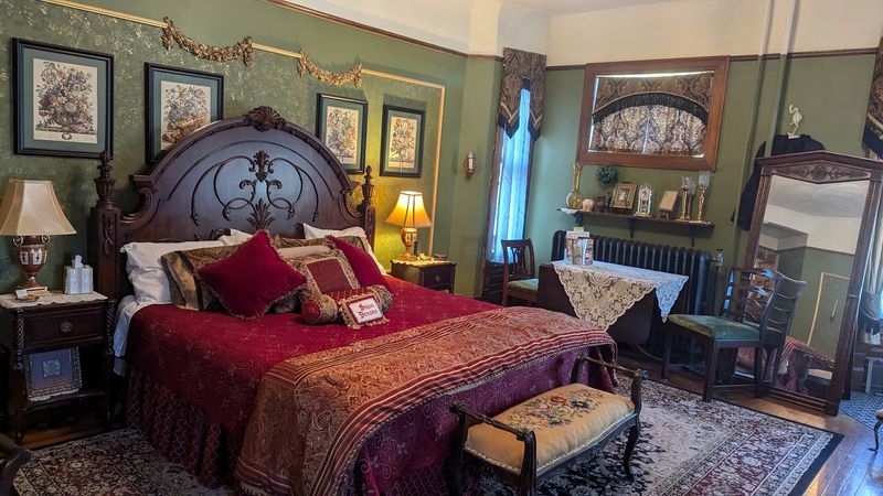 Rooms And Suites Dressed In Antiques