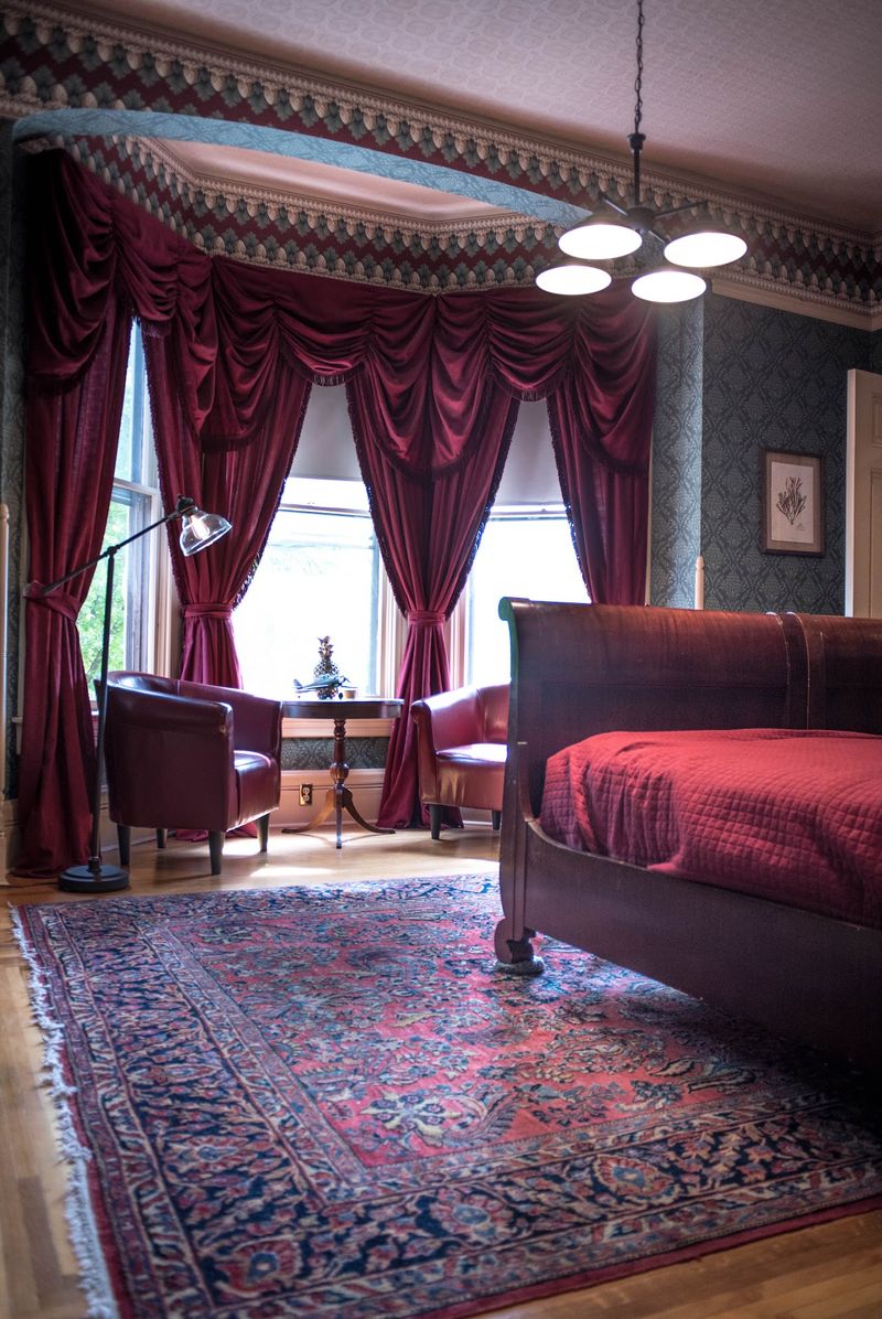 Rooms Dressed in Antiques