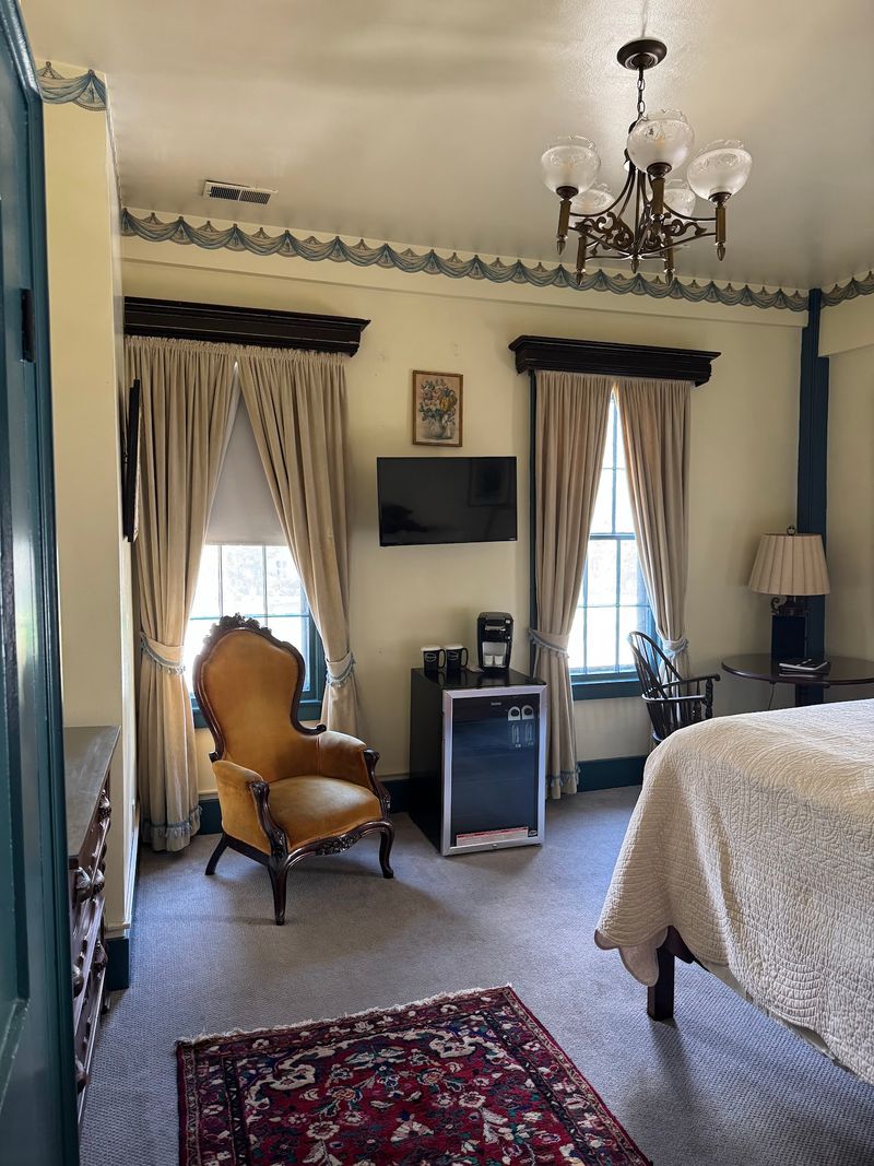 Rooms Filled With Antiques and Quiet Comforts Rooms Filled With Antiques and Quiet Comforts