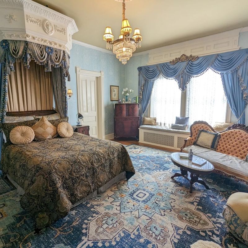 Rooms That Each Tell Their Own Tale Rooms That Each Tell Their Own Tale