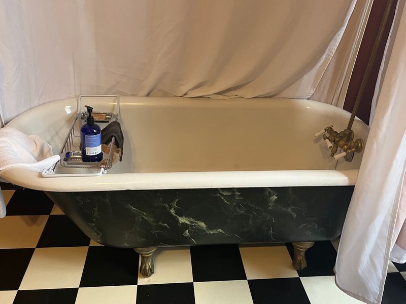 Rooms With Claw-Foot Tubs And Old-World Accents
