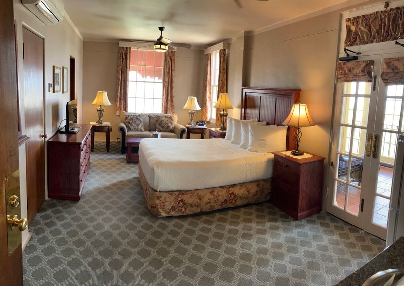 Rooms With Twelve-Foot Ceilings And Original Details Rooms With Twelve-Foot Ceilings And Original Details