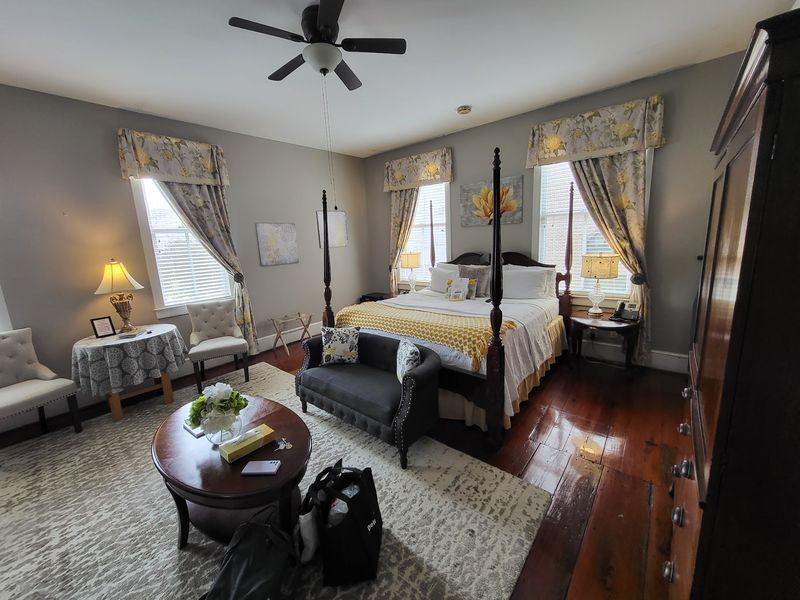 Rooms Wrapped in Old-World Furnishings