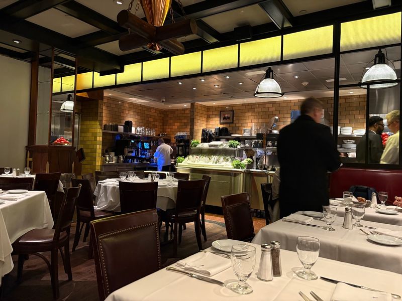 Service That Breaks the Fine-Dining Ice Service That Breaks the Fine-Dining Ice