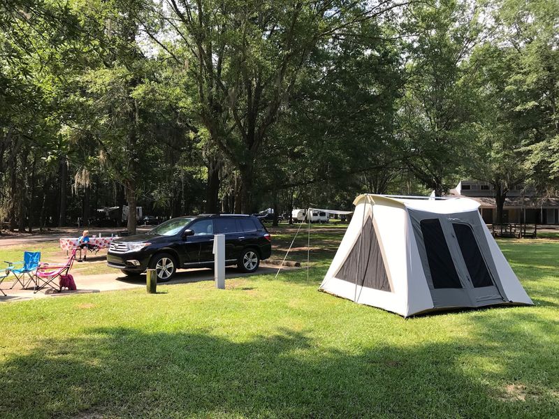 Shady Riverside Camping