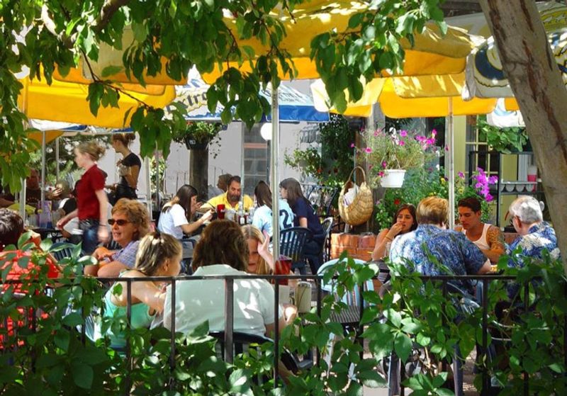 Sidewalk Cafes and Dining Along the Strip