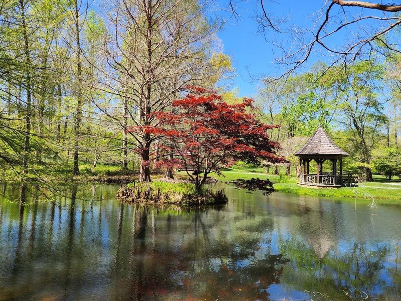 Sixteen Gardens, One Sprawling Estate Sixteen Gardens, One Sprawling Estate