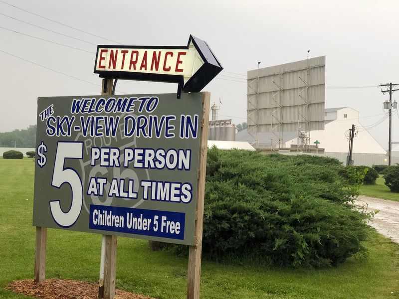 Skyview Drive-In dining, Litchfield, Illinois