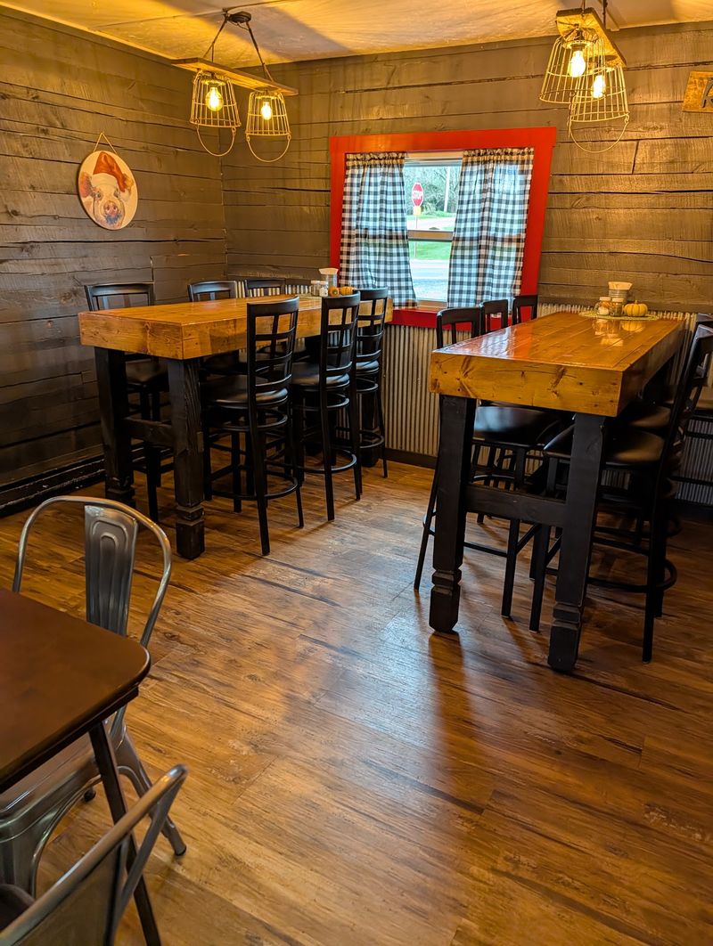 Small-Town Charm and Smokehouse Decor Small-Town Charm and Smokehouse Decor