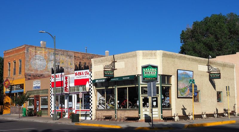 Small-Town Community That Welcomes You Small-Town Community That Welcomes You