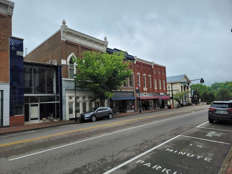 Small Town Friendliness That Welcomes Newcomers Small Town Friendliness That Welcomes Newcomers