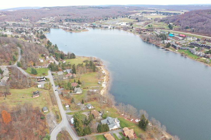Staying in a Lakeside Rental Home Staying in a Lakeside Rental Home
