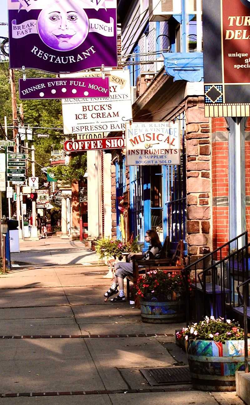Strolling the Historic Downtown Streets Strolling the Historic Downtown Streets