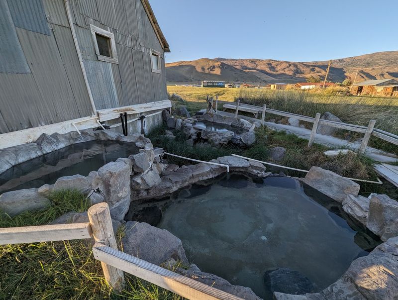 Summer Lake Hot Springs, Paisley