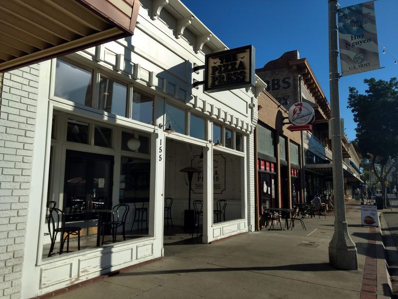 Tearooms and Quaint Eateries Between the Shops