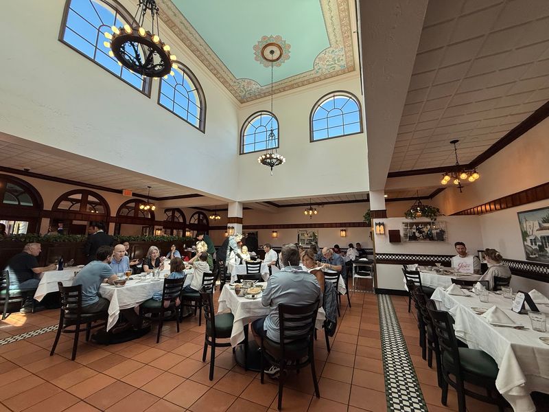 The Buzz Of A Packed Dining Room The Buzz Of A Packed Dining Room