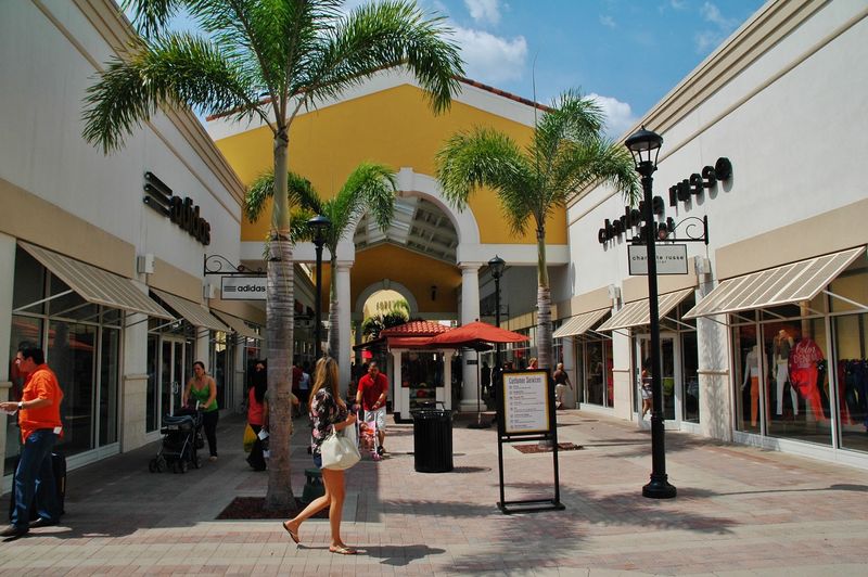 The Buzz of a Busy Open-Air Mall