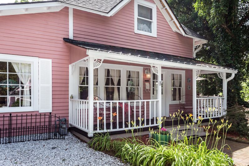 The Carriage House, Cottage, and Pet-Friendly Stays