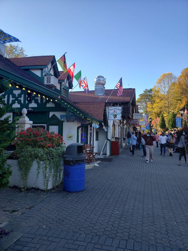 The Cozy Atmosphere That Draws People In The Cozy Atmosphere That Draws People In