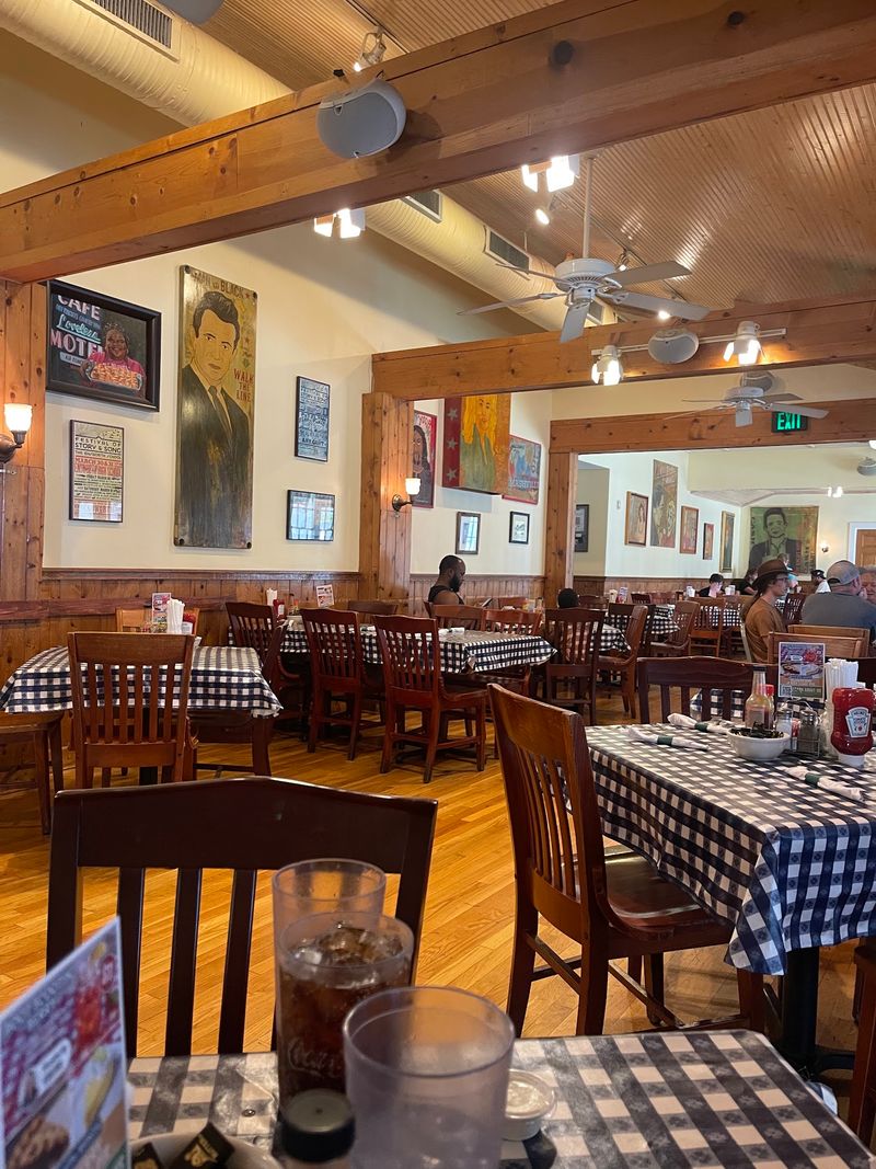 The Cozy, Old-Fashioned Atmosphere The Cozy, Old-Fashioned Atmosphere