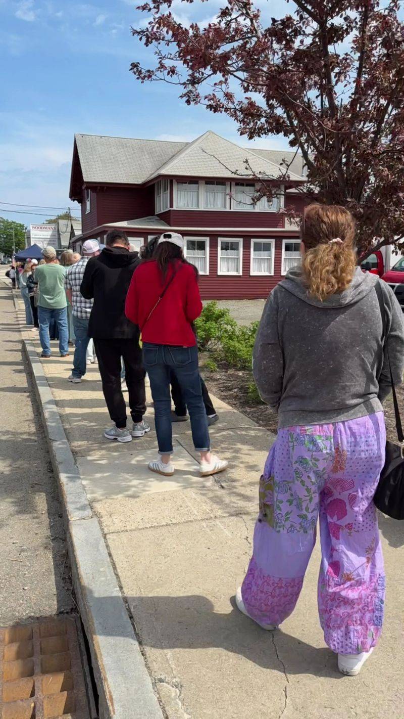 The Crowds And The Legendary Line