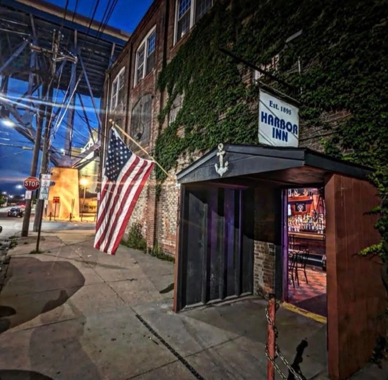 The Harbor Inn, Cleveland