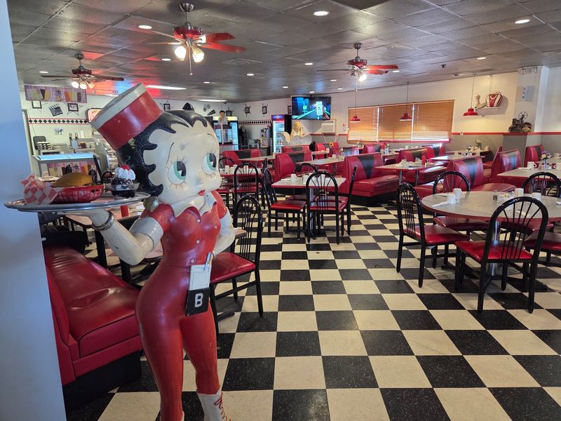 The Iconic 50's Theme and Retro Atmosphere