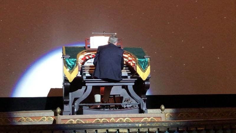 The Mighty Wurlitzer That Rises From the Pit