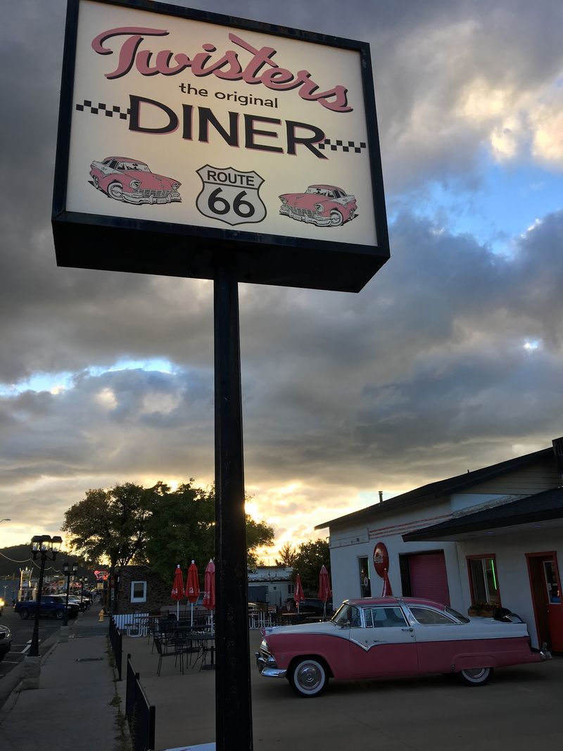 Twisters Soda Fountain, Williams