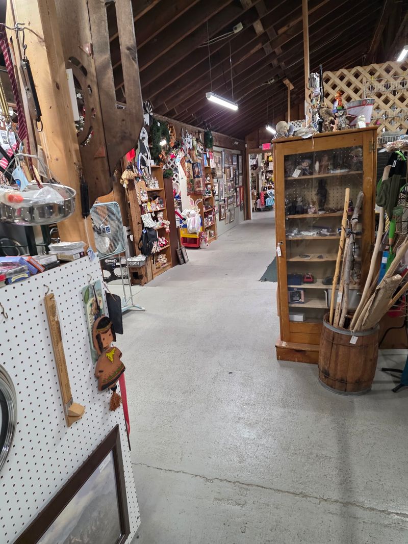 Vendor Spaces Ranging from Curated to Jumbled Vendor Spaces Ranging from Curated to Jumbled